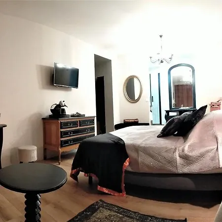 Les Terres D'aramis: Maison D'hotes A בית הארחה